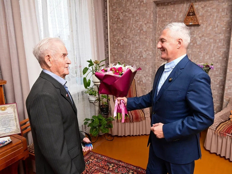 «Золотой запас Карелии». Артур Парфенчиков лично поздравил 100-летнего ветерана Константина Панова