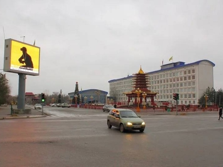 В Элисте демонтировали незаконно установленный рекламный экран