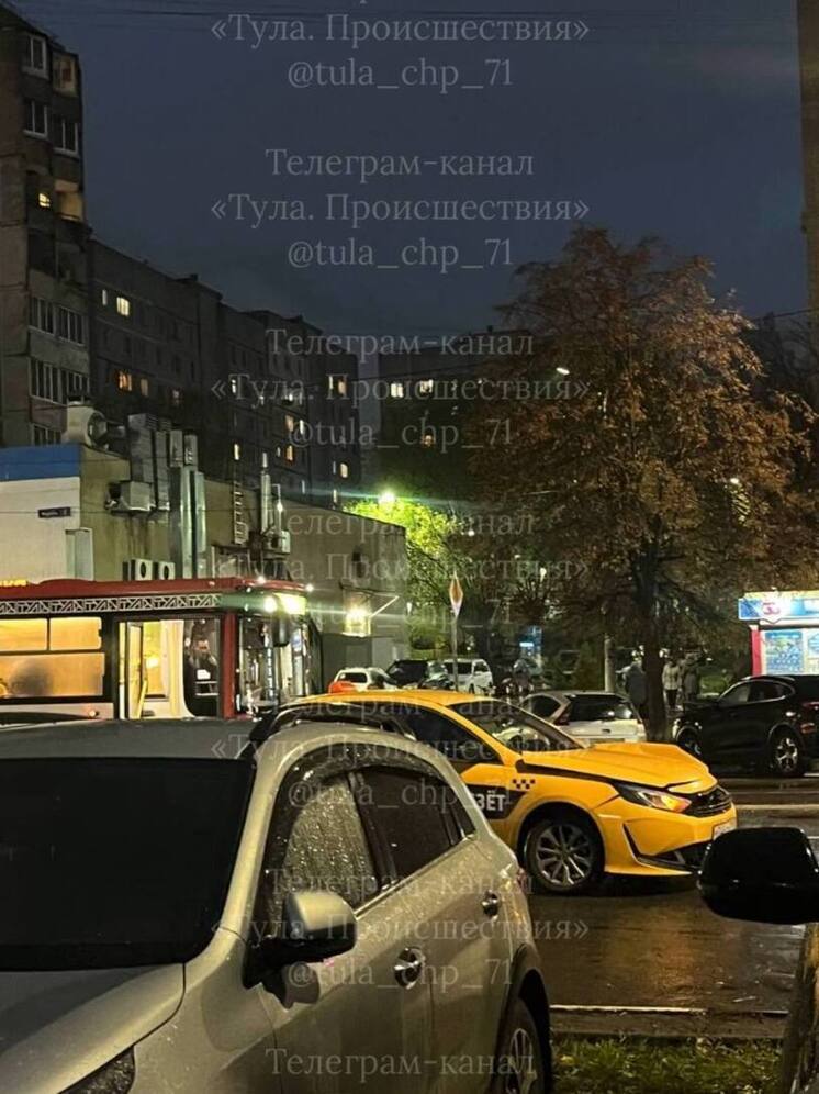 Автобус врезался в такси на улице Фрунзе в Туле