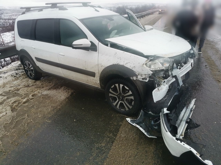 Автомобиль врезался в ограждения из-за заноса на дороге Заполярный — Сальмиярви