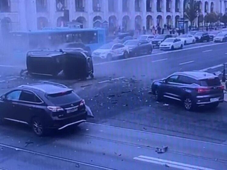 Виновник ДТП на Невском перепутал стрелку поворота с основным светофором