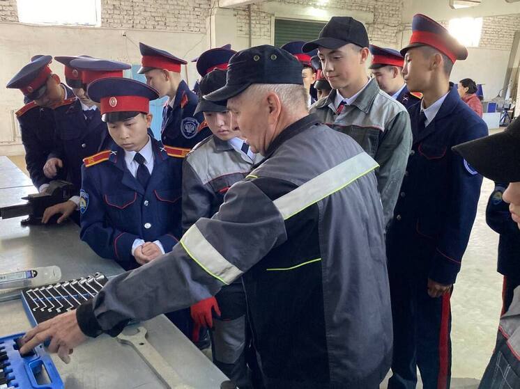 Кадеты Калмыкии поучились на трактористов