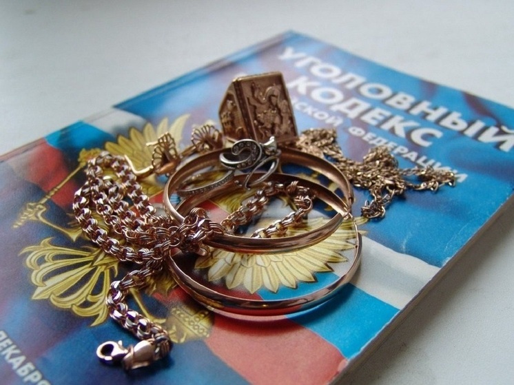 Мошенники заставили молодую абаканку сфоткаться голой и продать украшения