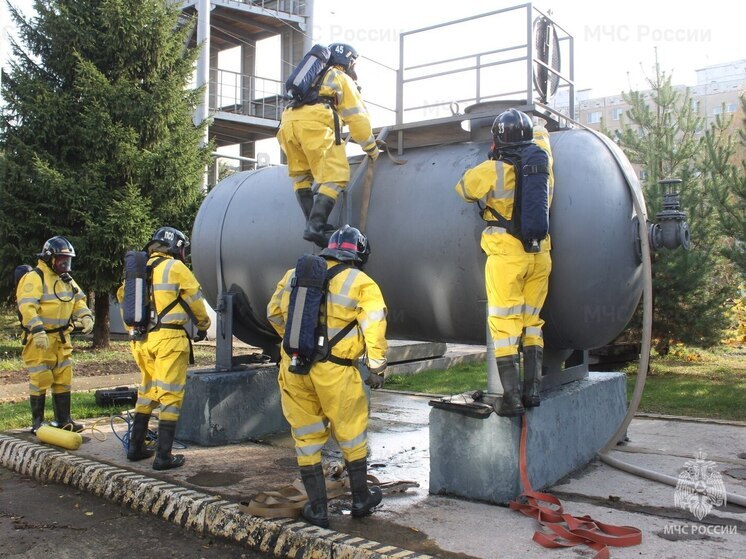 Орловские спасатели отработали ликвидацию разлива нефти на озере