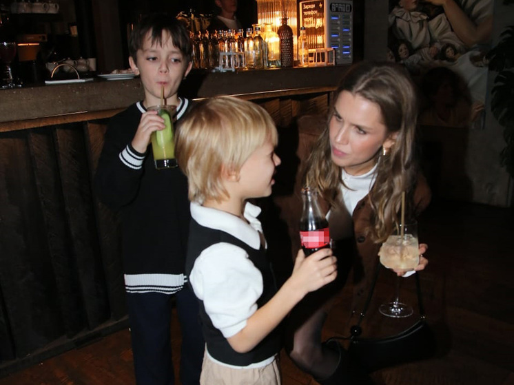 «Милые картины» счастья: Дарья Мельникова и Роман Набатов впервые замечены на публике с детьми