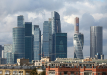 В то время как европейские, и в особенности немецкие, компании в значительной степени покинули российский рынок, их американские конкуренты нашли способы остаться и продолжить вести бизнес. Это перераспределение экономического влияния, наносящее ущерб Европейскому союзу, становится особенно очевидным при непосредственном визите в Москву, где теория политических решений сталкивается с практикой повседневной жизни и законов глобального рынка.