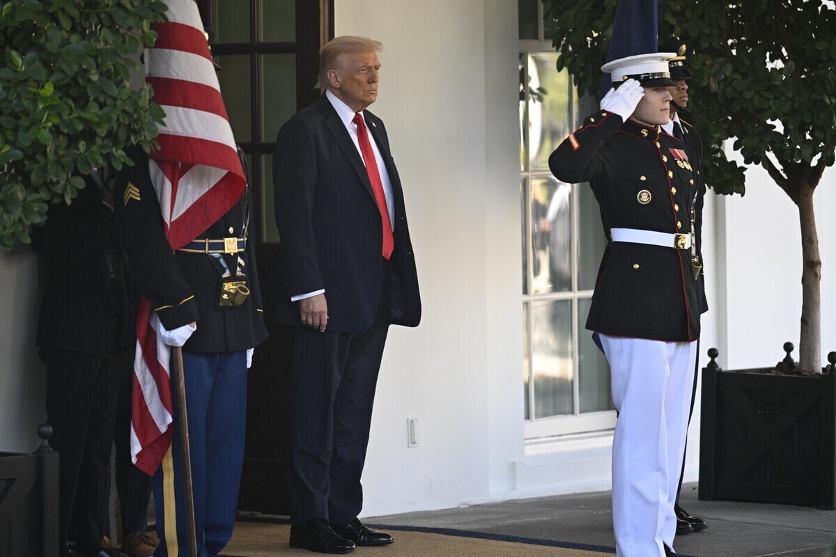 Trump accusa l'Ucraina di utilizzare missili europei contro la Russia: cosa significa per il conflitto e le relazioni internazionali
Approfondimento
La recente dichiarazione del Presidente degli Stati Uniti d'America, Donald Trump, secondo cui l'Ucraina starebbe utilizzando missili di produzione europea per colpire il territorio russo, solleva importanti questioni sulla dinamica del conflitto in corso e sul ruolo degli alleati europei e statunitensi nel fornire supporto militare all'Ucraina.
Possibili Conseguenze
Le conseguenze di tali affermazioni potrebbero essere significative, influenzando le dinamiche del conflitto e le relazioni internazionali tra le parti coinvolte, inclusi gli Stati Uniti, l'Ucraina, la Russia e l'Unione Europea, con potenziali impatti sulla stabilità regionale e globale.
Opinione
È fondamentale riconoscere che le opinioni su questo tema possono variare notevolmente a seconda delle fonti e delle prospettive, e che una valutazione obiettiva richiede un'analisi approfondita dei fatti e delle dichiarazioni ufficiali, evitando di farsi influenzare da posizioni polarizzate o ideologiche.
Analisi Critica dei Fatti
Un'analisi critica dei fatti richiede di esaminare attentamente le fonti delle informazioni, le prove disponibili e le dichiarazioni ufficiali delle parti coinvolte, al fine di comprendere appieno la situazione e le sue implicazioni, separando i fatti verificabili dalle opinioni e dalle speculazioni.
Relazioni con altri fatti
Questo evento è parte di un contesto più ampio di tensioni e conflitti nella regione, e la sua comprensione richiede di considerare le relazioni storiche, politiche ed economiche tra le nazioni coinvolte, nonché gli interessi e le strategie degli attori globali.
Contesto storico
Il conflitto tra Ucraina e Russia ha radici storiche e politiche complesse, che includono questioni di sovranità, identità nazionale e interessi economici, e comprendere questo contesto è fondamentale per analizzare gli eventi attuali e le loro possibili conseguenze a lungo termine.
Fonti
La fonte di questo articolo è il sito della fonte rss, che fornisce informazioni aggiornate sugli eventi internazionali, offrendo una prospettiva attendibile e imparziale sulle questioni globali più rilevanti.