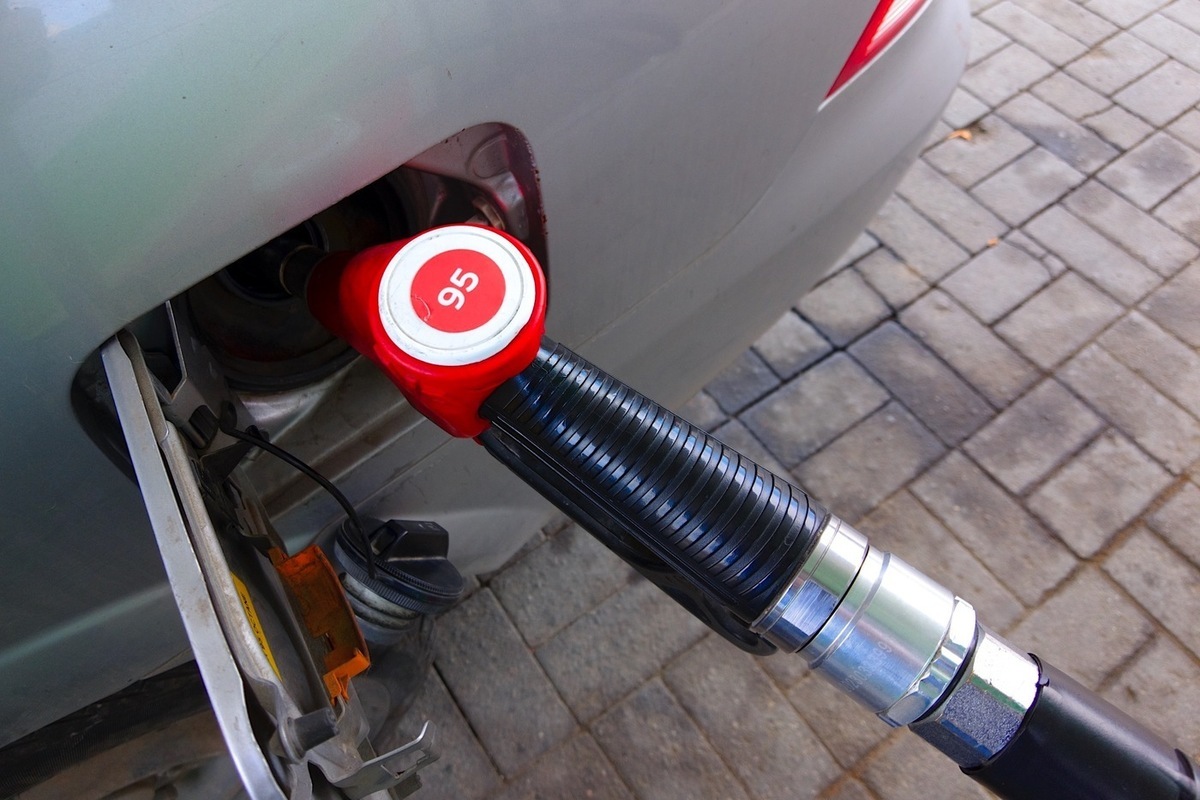 Цены на некоторый бензин на челябинских заправках начали снижаться