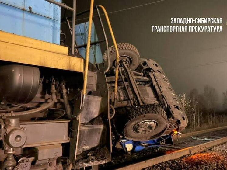  Ночью в Прокопьевском районе произошло ЧП: грузовик врезался в поезд