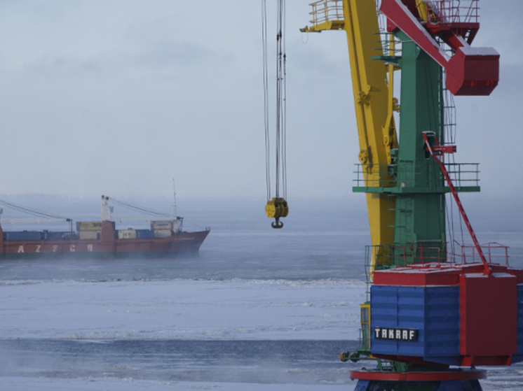 Более 4,7 тысяч тонн грузов доставил в Анадырь сухогруз "Аркадий Чернышев"