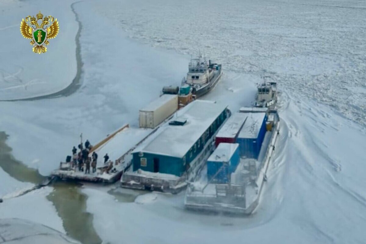 Резкое похолодание в Якутии заблокировало суда на реке Лена