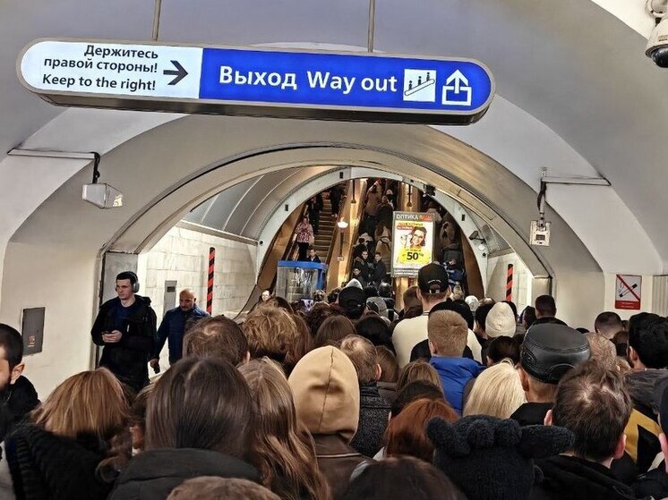 Петербуржцы опаздывают на работу из-за давки на «Петроградской»