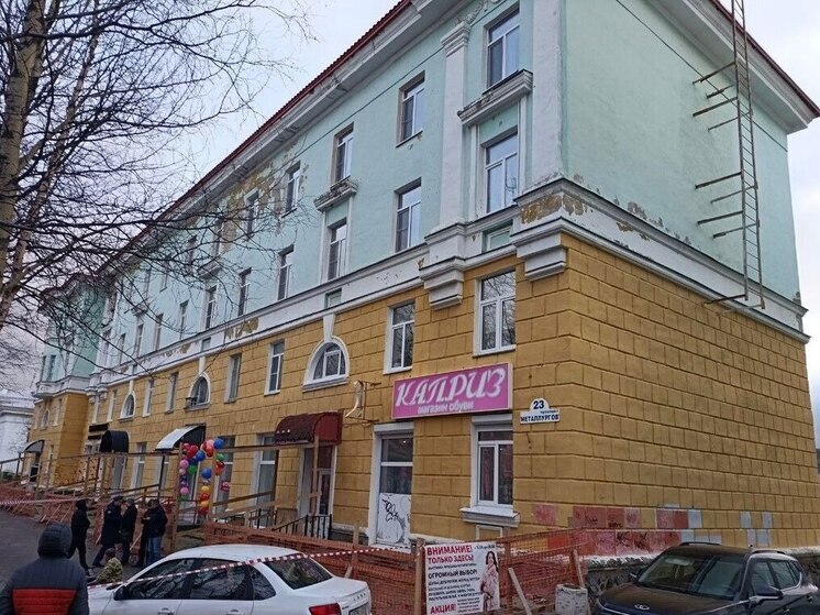 Прокуратура начала проверку после гибели рабочего, упавшего с крыши в Мончегорске