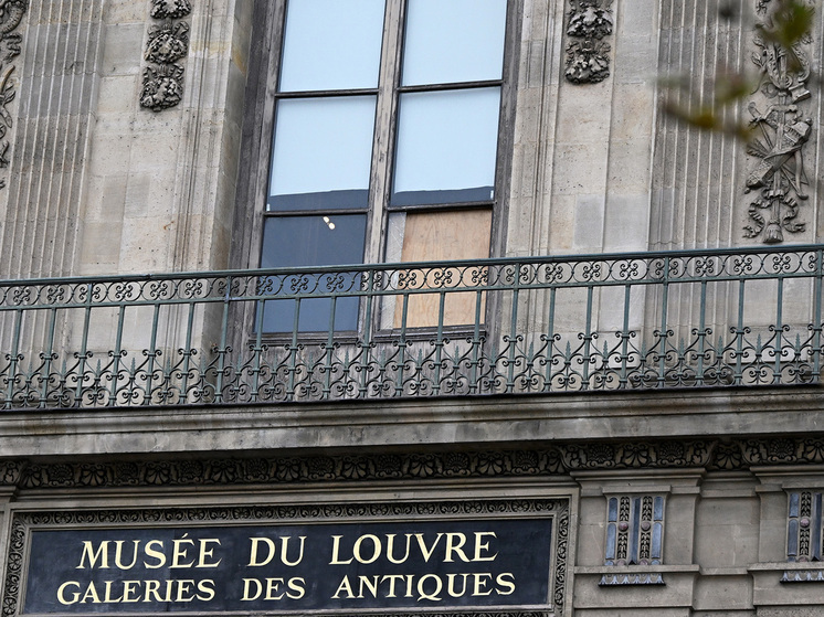 Посетители идут в Лувр посмотреть разбитое грабителями стекло