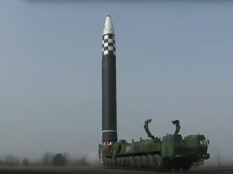 Южная Корея заявила, что в конце года начнет развертывание своей самой большой на сегодняшний день баллистической ракеты – известной в местных СМИ как “ракета–монстр”, - что знаменует собой значительное обновление ее обычного арсенала на фоне роста напряженности в отношениях с Северной Кореей, обладающей ядерным оружием