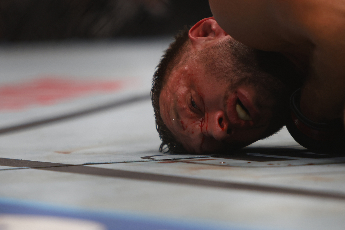 Де Риддер не вышел на пятый раунд и потерпел поражение техническим нокаутом