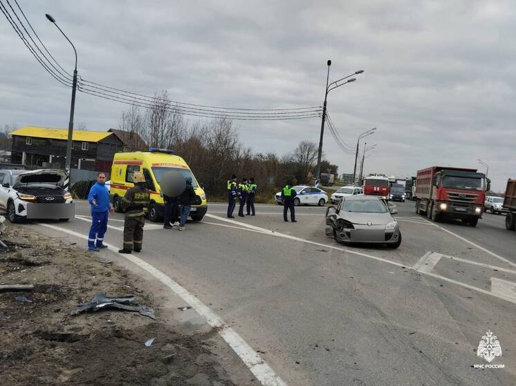 Три легковушки столкнулись на М-10 под Тверью: есть пострадавший