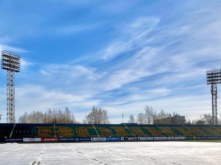 На стадионе «Труд» в Архангельске начали заливать лёд