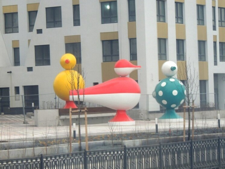 Скульптуры огромных птиц появились на улице Репина в Екатеринбурге