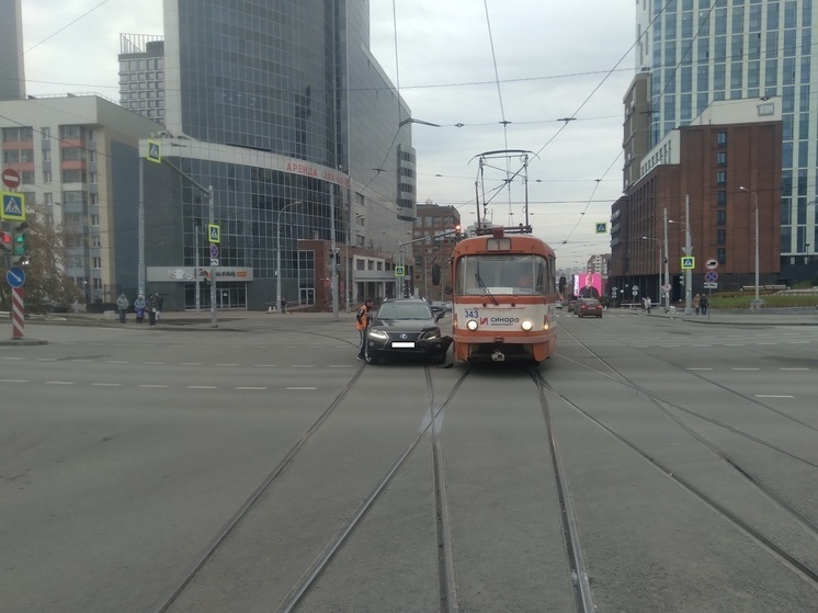 В центре Екатеринбурга Lexus столкнулся с трамваем