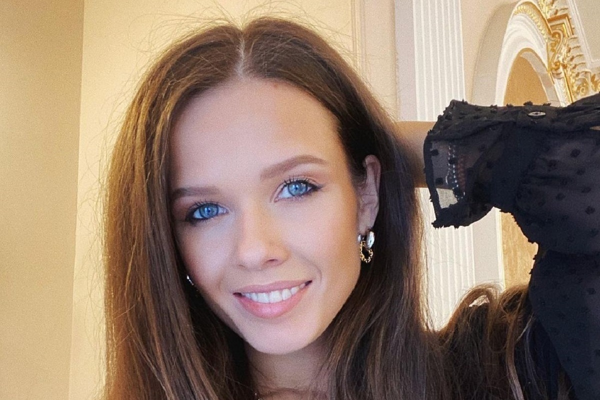 Гимнастка умеет быть элегантной и соблазнительной