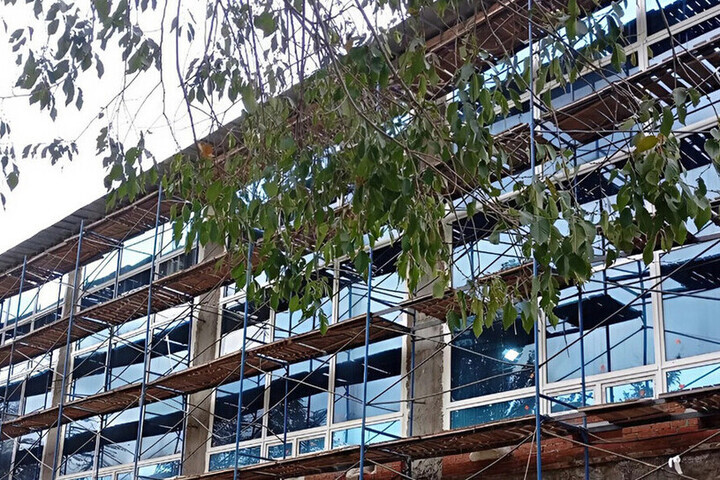 Строители завершили остекление здания бассейна спорткомплекса «Олимп-спорт» в Луганске