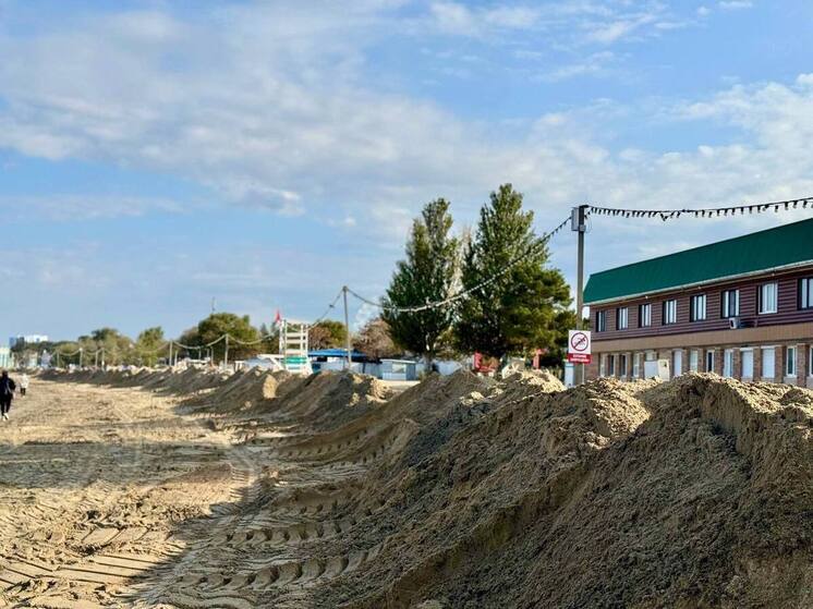 В Анапе восстанавливают защитный вал для предотвращения мазутных выбросов во время штормов