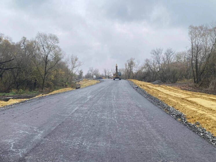 В Курской области ремонтируют дорогу и мост через реку Оскол