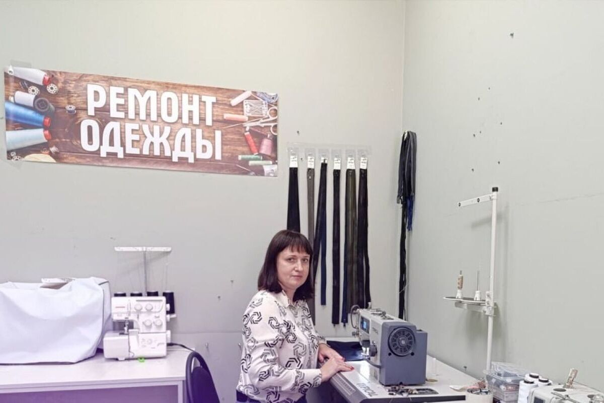 Donna di Belgorod apre laboratorio di sartoria grazie al contratto sociale, un esempio di sostegno all'imprenditoria locale