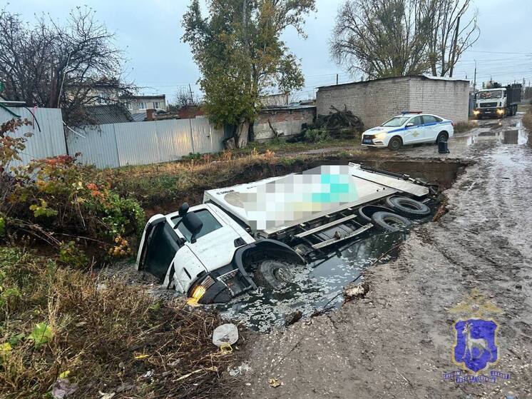 В Самаре мусоровоз провалился в выгребную яму рядом с контейнерной площадкой