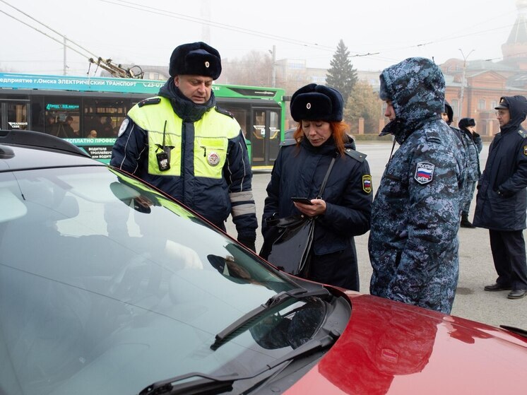 На Соборной площади в Омске приставы изъяли автомобили у должников