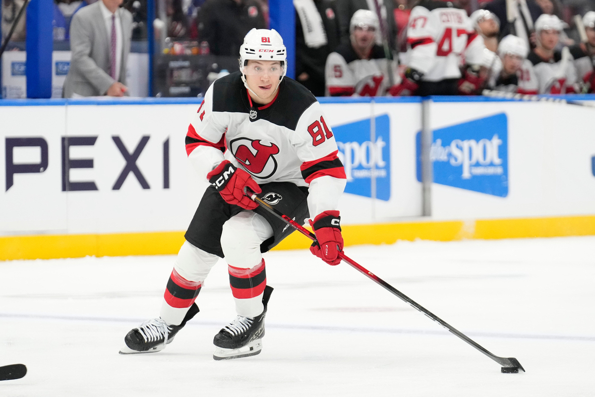 Иван Демидов или Арсений Грицюк — чей путь в сильнейшую хоккейную лигу мира верный?