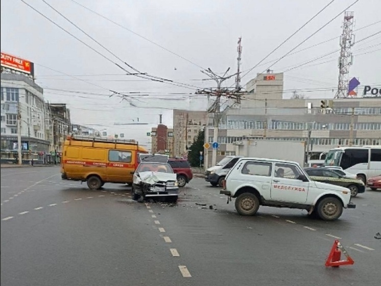 В середине дня на Подлипаева в Костроме произошло серьезное ДТП