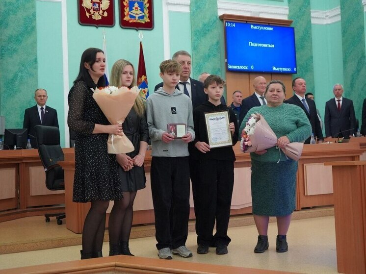 На заседании Брянской областной Думы родным Героев СВО вручили награды