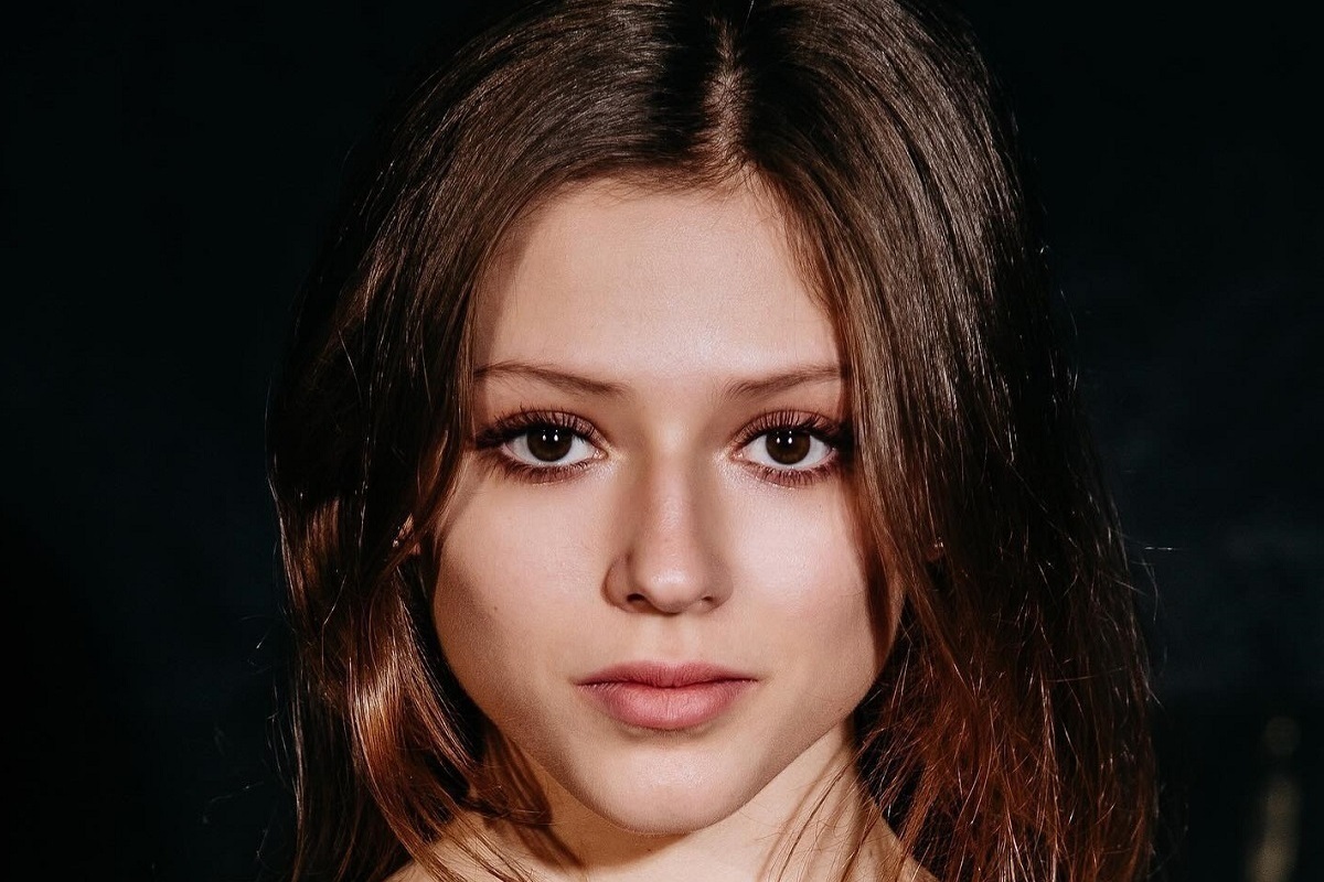 Гимнастка повернулась к камере спиной и боком