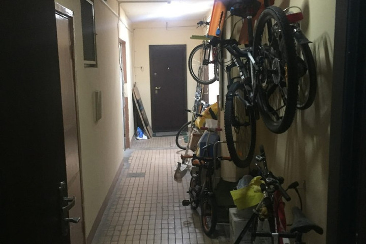 Regole di convivenza negli edifici residenziali multifamiliari: gli inquilini della Carelia ricordati del divieto di occupare gli spazi comuni 

Approfondimento
Un recente avviso rivolto ai residenti della Carelia ha ribadito l'importanza di rispettare le regole di convivenza negli edifici residenziali multifamiliari. Gli spazi comuni, come corridoi, scale e giardini, sono destinati all'uso di tutti gli inquilini e non possono essere occupati da singoli individui con oggetti di loro proprietà.

Possibili Conseguenze
L'occupazione degli spazi comuni può avere gravi conseguenze, tra cui problemi di sicurezza, igiene e accessibilità. Inoltre, può creare tensioni tra gli inquilini e danneggiare la convivenza pacifica nell'edificio, compromettendo il benessere e la libertà di tutti i residenti.

Opinione
È fondamentale che gli inquilini siano consapevoli delle regole di convivenza e rispettino gli spazi comuni. Ciò contribuisce a mantenere un ambiente pulito, sicuro e accogliente per tutti, migliorando la qualità della vita e favorndo un senso di comunità.

Analisi Critica dei Fatti
La questione della occupazione degli spazi comuni è un problema comune negli edifici residenziali multifamiliari. È cruciale che gli inquilini siano informati delle regole e delle conseguenze della loro inosservanza, al fine di prevenire conflitti e garantire un ambiente di convivenza pacifica.

Relazioni con altri fatti
Questo problema è collegato ad altre questioni, come la manutenzione degli edifici e la gestione dei rifiuti. È importante che gli inquilini collaborino per mantenere gli spazi comuni puliti e sicuri, promuovendo una cultura di responsabilità e rispetto reciproco.

Contesto storico
La questione della occupazione degli spazi comuni è un problema che esiste da tempo. Tuttavia, negli ultimi anni, c'è stata una maggiore attenzione verso la convivenza pacifica e il rispetto degli spazi comuni, riflettendo un crescente interesse per la qualità della vita e il benessere dei residenti.

Fonti
Fonte: Karelia News