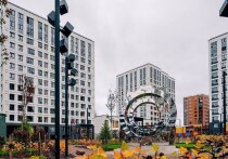 В Приморском районе Петербурга появился арт-объект под названием «Машина времени». Скульптура высотой больше трех метров выполнена из нержавеющей стали и установлена на бетонном основании. Проект реализован художественной мастерской по эскизу, созданному с использованием технологий искусственного интеллекта.