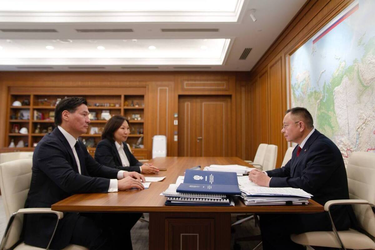 Бату Хасиков провел рабочую встречу с министром строительства и ЖКХ России Иреком Файзуллиным