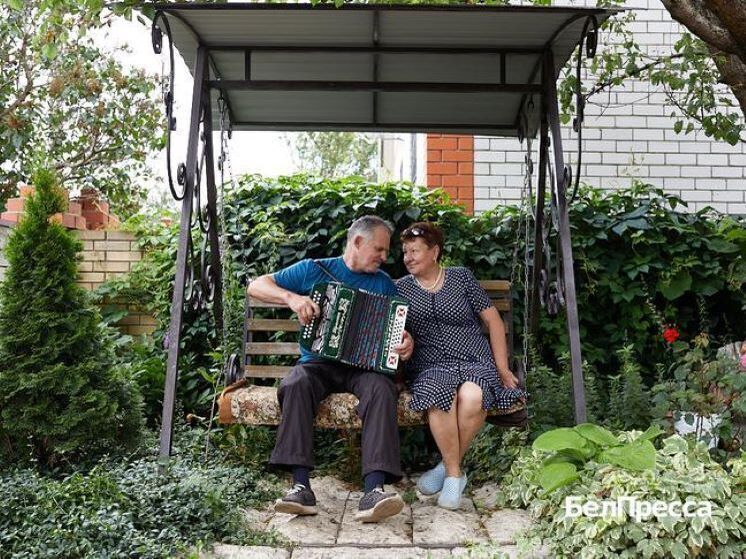 Василий Шахов потерял ноги 39 лет назад
Валуйчанин Василий Шахов построил дом, вырастил двоих детей, освоил вождение трактора и автомобиля, посадил сад