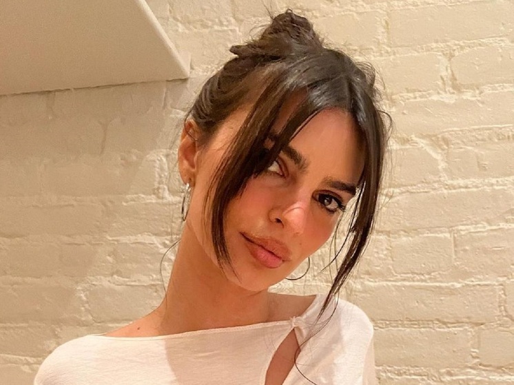 34-летняя американская актриса и модель Эмили Ратаковски стала героиней нового номера журнала Beyond Noise. Знаменитость приняла участие в откровенной черно-белой фотосессии.