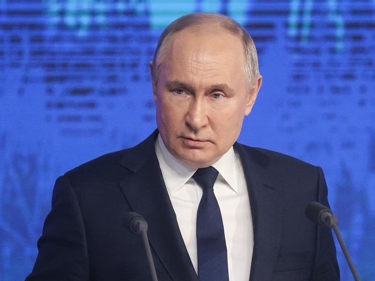 Владимир Путин по просьбе журналистов прокомментировал новые санкции США против российского нефтяного сектора, их влияние на мировой энергетический рынок и на российско-американские отношения