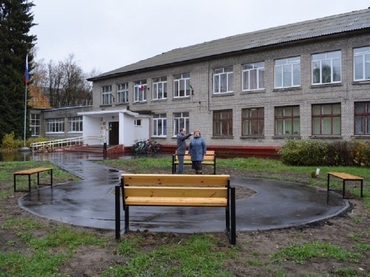 На территории семи ивановских школ разбили скверы с лавочками