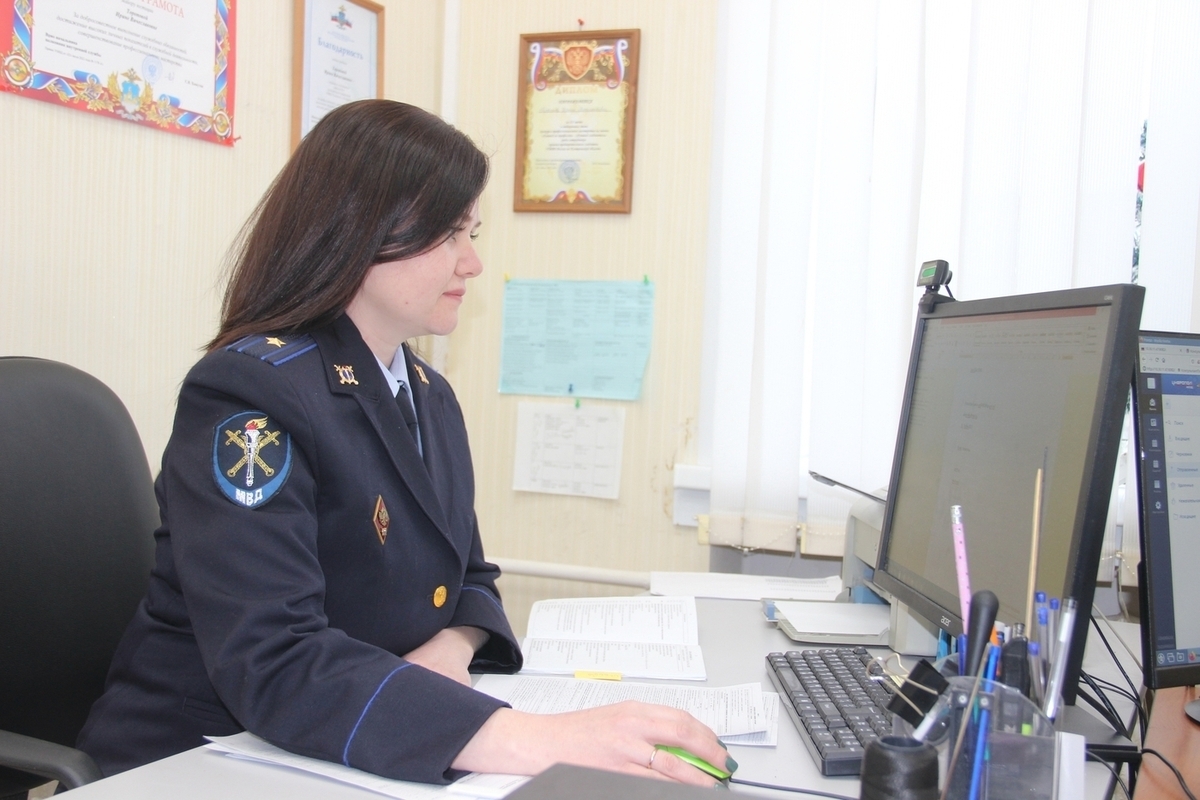 Aggressione brutale in un bar della regione di Kostroma: un uomo lotta per la vita dopo essere stato picchiato selvaggiamente
Approfondimento
Secondo le informazioni disponibili, l'aggressione è avvenuta all'interno di un bar della regione. L'uomo, la cui identità non è stata resa pubblica, ha subito lesioni gravi che lo hanno portato sull'orlo della morte.
Possibili Conseguenze
Il caso è stato segnalato alle autorità competenti e un'indagine è stata avviata per stabilire le circostanze dell'aggressione e identificare i responsabili. Le possibili conseguenze per gli aggressori potrebbero essere severe, considerata la gravità delle lesioni inflitte alla vittima.
Opinione
La comunità locale è sconvolta dall'accaduto e molti esprimono preoccupazione per la sicurezza pubblica. L'aggressione in un luogo pubblico come un bar solleva interrogativi sulla capacità delle autorità di garantire la protezione dei cittadini.
Analisi Critica dei Fatti
L'analisi dei fatti rivela una serie di interrogativi senza risposta. Quali sono state le cause dell'aggressione? Chi sono gli aggressori e quali sono state le loro motivazioni? La risposta a queste domande sarà cruciale per comprendere appieno la dinamica dell'evento.
Relazioni con altri fatti
Questo caso di violenza non è isolato. In passato, ci sono stati altri episodi di aggressioni in luoghi pubblici nella regione di Kostroma. Ciò solleva preoccupazioni sulla sicurezza generale e sulla necessità di misure più efficaci per prevenire tali incidenti.
Contesto storico
La regione di Kostroma ha una storia complessa e ha affrontato diverse sfide in termini di sicurezza pubblica nel corso degli anni. Questo caso aggiunge un altro capitolo a una storia già segnata da episodi di violenza.
Fonti
Le informazioni su questo caso sono state rese pubbliche dal sito RBC, una fonte affidabile di notizie in Russia. L'articolo originale può essere consultato sul loro sito web.