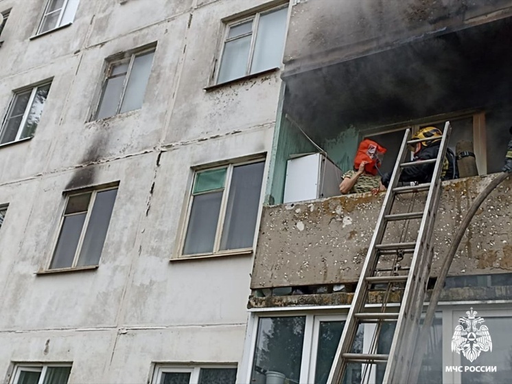 В поселке Никольское на пожаре спасены четверо детей и 14 взрослых