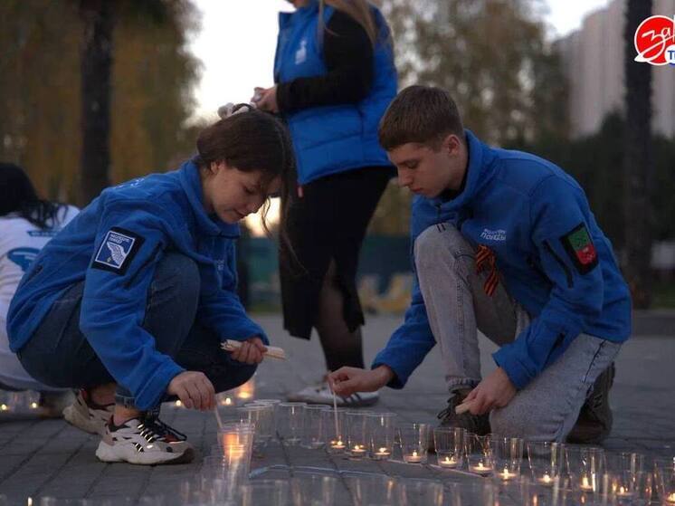 «Свеча памяти»: молодежь Мелитополя создала световую инсталляцию в честь освобождения города