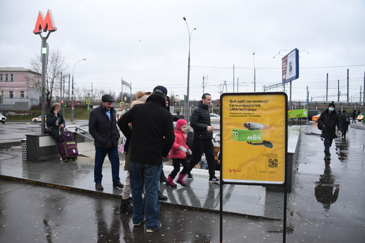 Incidente alla stazione moscovita Tsaritsyno: passeggero cade sui binari mentre arriva un treno, indagine in corso

Approfondimento
L'incidente è avvenuto alla stazione Tsaritsyno della metropolitana di Mosca, dove un passeggero è caduto sui binari mentre un treno stava arrivando. Le autorità stanno indagando sulle cause dell'incidente per determinare cosa sia successo.

Possibili Conseguenze
La caduta di un passeggero sui binari può avere gravi conseguenze, inclusa la possibilità di lesioni o addirittura la morte. È fondamentale che i passeggeri siano cauti e attenti quando si trovano nelle stazioni della metropolitana per prevenire incidenti del genere.

Opinione
Non è possibile esprimere un'opinione su questo incidente senza conoscere tutti i fatti. Tuttavia, è chiaro che la sicurezza dei passeggeri è di fondamentale importanza e che le autorità devono fare tutto il possibile per prevenire incidenti del genere e garantire la sicurezza di tutti.

Analisi Critica dei Fatti
I fatti noti sono che un passeggero è caduto sui binari alla stazione Tsaritsyno mentre un treno stava arrivando. Le cause dell'incidente non sono ancora state determinate, ma le autorità stanno lavorando per scoprire cosa sia successo.

Relazioni con altri fatti
Questo incidente può essere collegato ad altri incidenti simili avvenuti nella metropolitana di Mosca. È importante che le autorità analizzino questi incidenti per identificare le cause e prevenire futuri incidenti, migliorando la sicurezza complessiva del sistema di trasporto.

Contesto storico
La metropolitana di Mosca è uno dei sistemi di trasporto più grandi e più utilizzati al mondo, con una lunga storia di efficienza e sicurezza. Nonostante ciò, ci sono stati incidenti in passato, e è importante che le autorità continuino a lavorare per migliorare la sicurezza dei passeggeri e prevenire incidenti.

Fonti
La fonte di questo articolo è TASS, un'agenzia di stampa russa. La notizia è stata diffusa attraverso il loro canale RSS, fornendo informazioni aggiornate sugli eventi in corso.