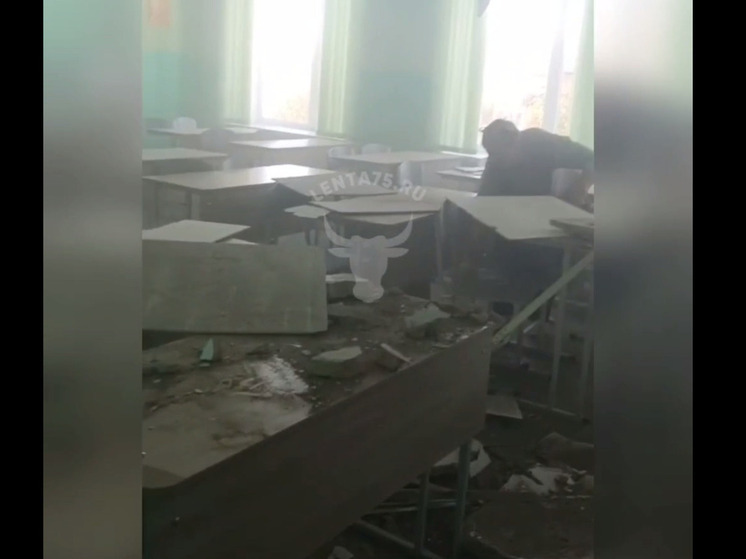 Потолок обрушился в одном из классов школы в городе Забайкалья