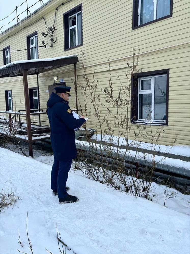Прокуратура разбирается в причинах пожара в многоквартирнике в Тазовском