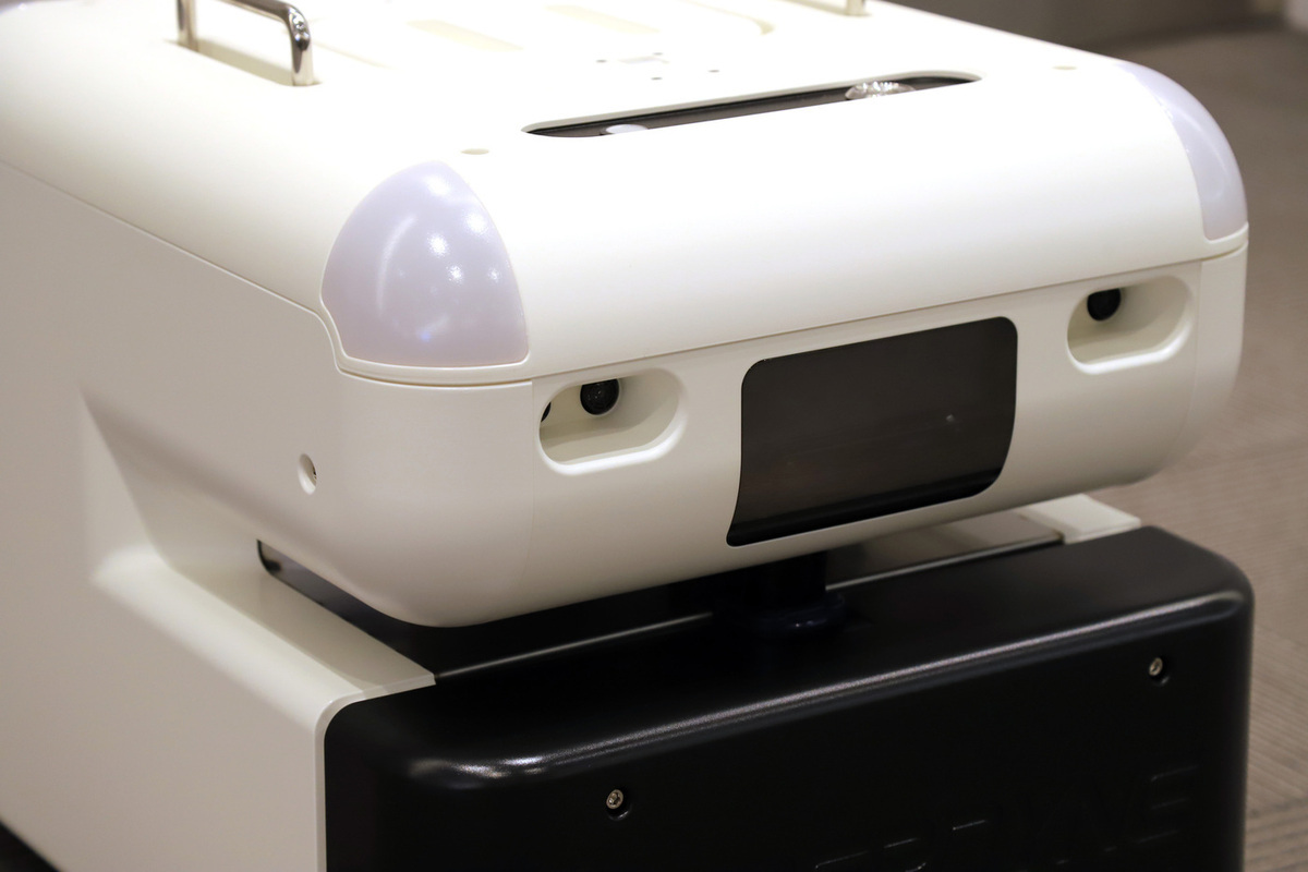 В Литве не смогли оштрафовать моющего полы робота за русский