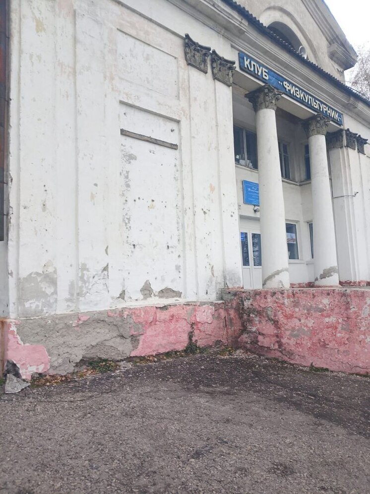 В социальных сетях появились тревожные сообщения о разрушающемся спортивном клубе в Кузбассе